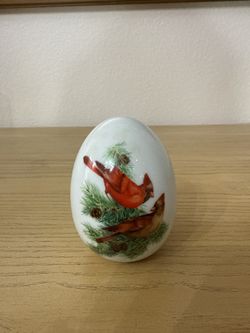 🕊️ Avon Porcelain Collectible Egg – “Winter Sparkles With Bold Beauty” (Cardinals)