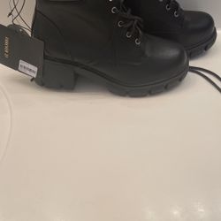 Forever 21 brand New booties size 8w