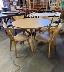 Beautiful Light Walnut Mid Century Modern Style Dining Set MCM