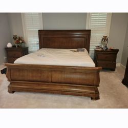 KING BEDROOM SET 4 PIECES EXC COND SOLID WOOD 