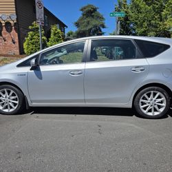 Toyota Prius V 2012