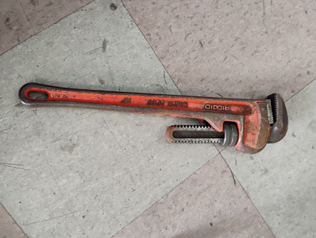 18-in rigid heavy duty pipe wrench / Shipping Available