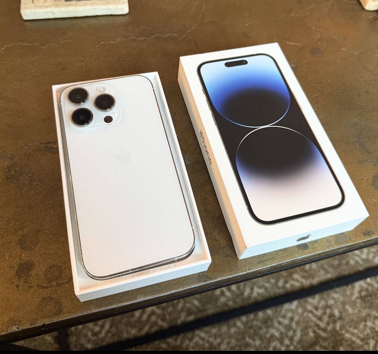 White IPhone 14 Pro