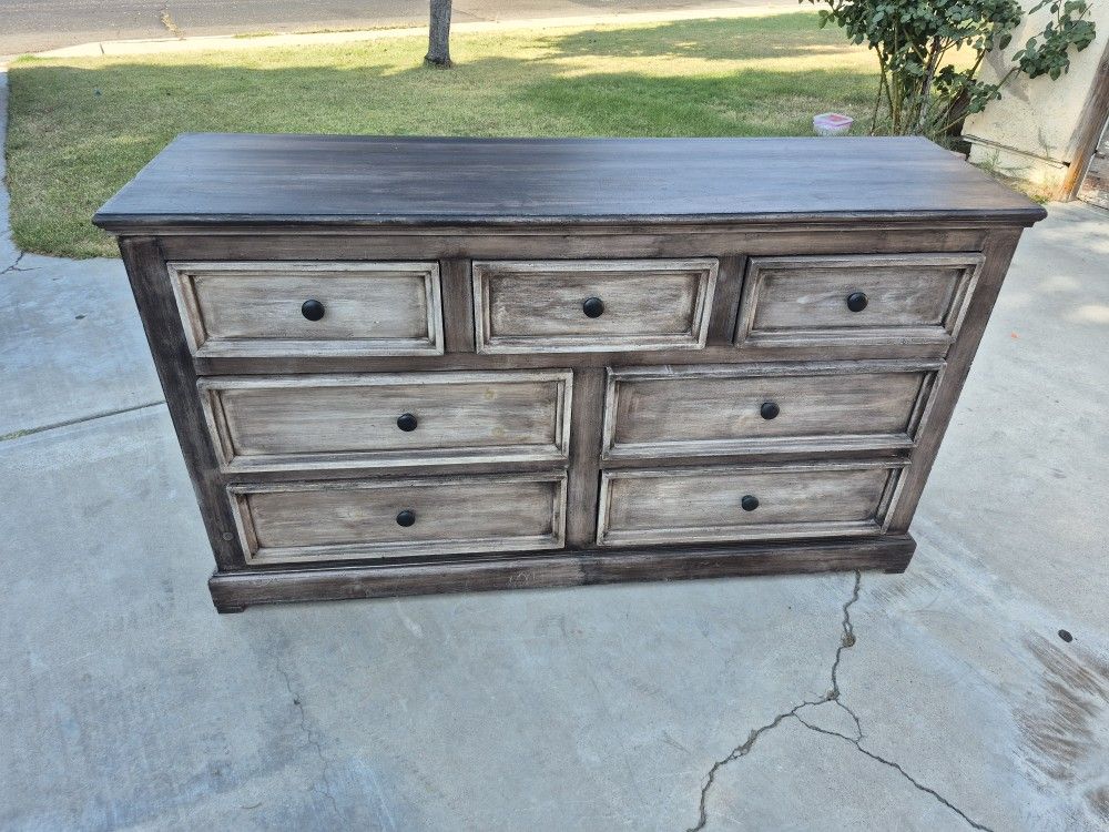 Dresser 7 drawers