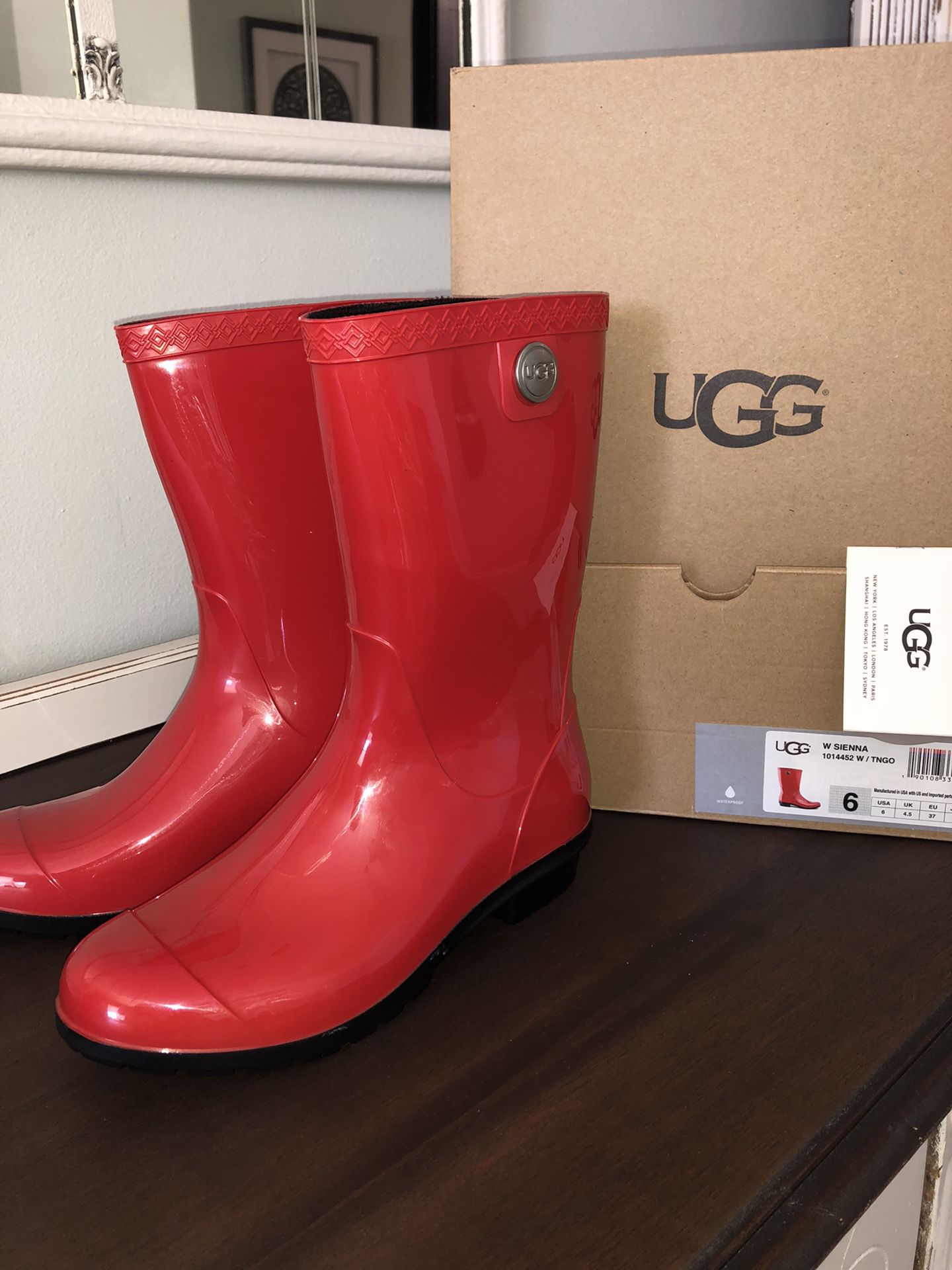 Brand New UGG Women's Sienna Boots