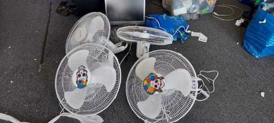 4× Wall Fans