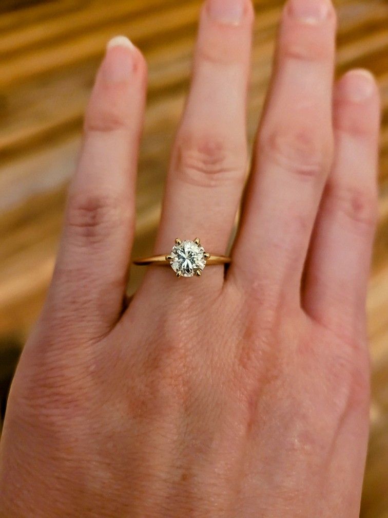 Stunning 14K Gold and Diamond Solitaire Antique Ring