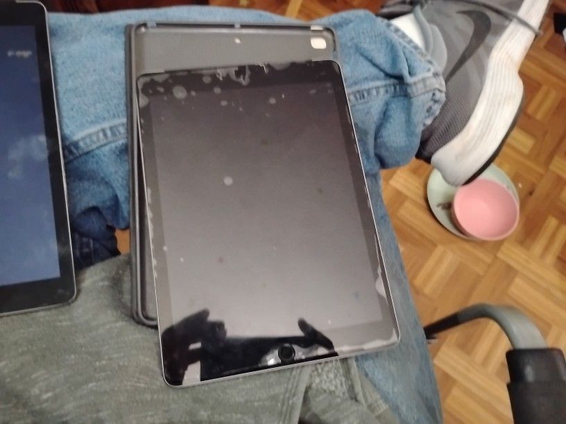 Apple iPad 6th Gen 32gig Cellular Capable