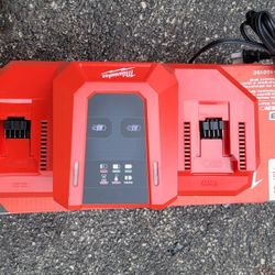 Milwaukee Super Charger (No Battery)