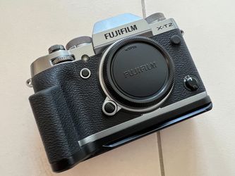 Fujifilm X-T2 Graphite Silver (Body Only) with MHG-XT2 Grip for Sale in  Honolulu, HI - OfferUp