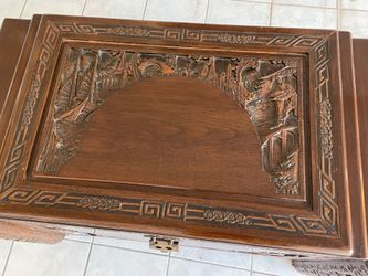Otra cajonera  de madera. Another wooden chest of drawers