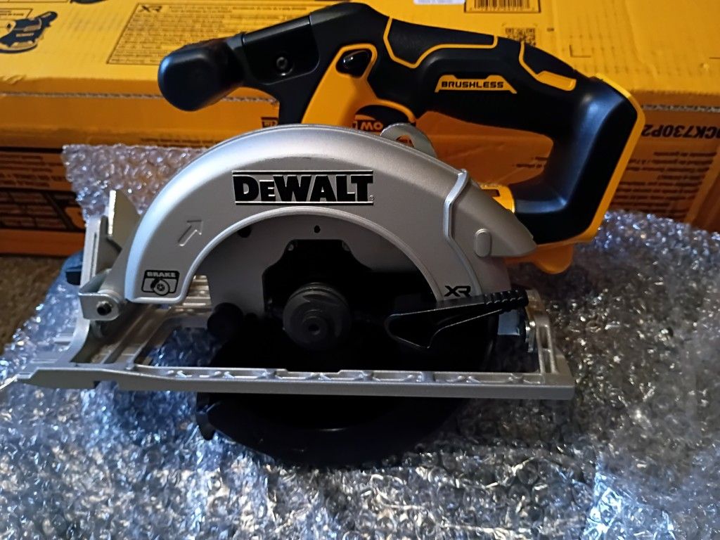 DeWalt 20v XR CIRCULAR SAW 6 1/2