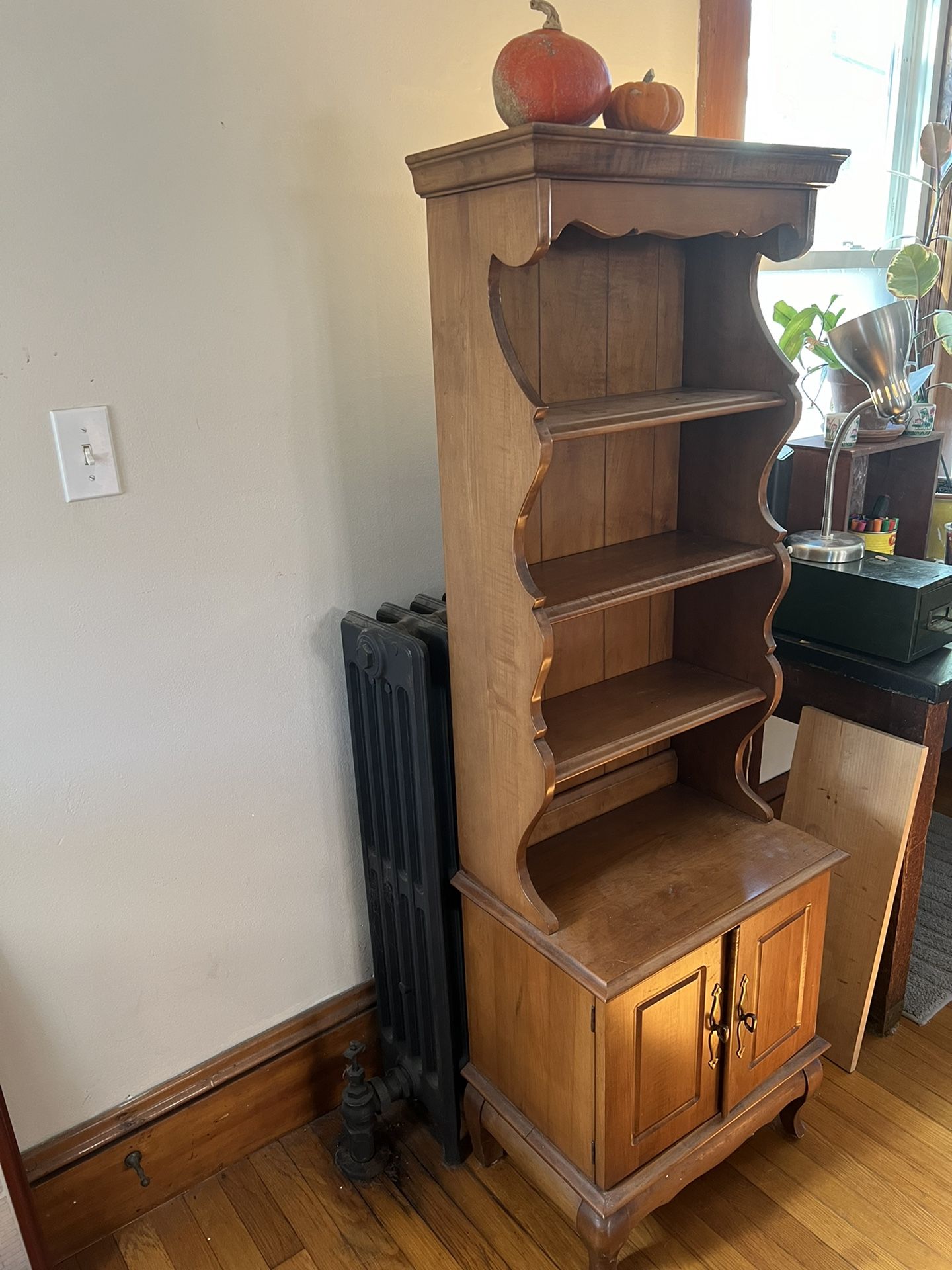 Beautiful Display Shelf With Bottom Cabinet