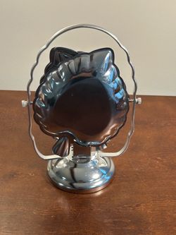 Vintage-style metallic, leaf-shaped three-tier stand