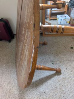 Free table withdrop leaves, solid wood all around