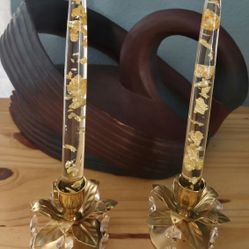 2 MCM CLEAR ACRYLIC LUCITE CANDLES GOLD FLECKS 9" & 2 GOLD METAL ST CANDLE HOLDERS 3.25"