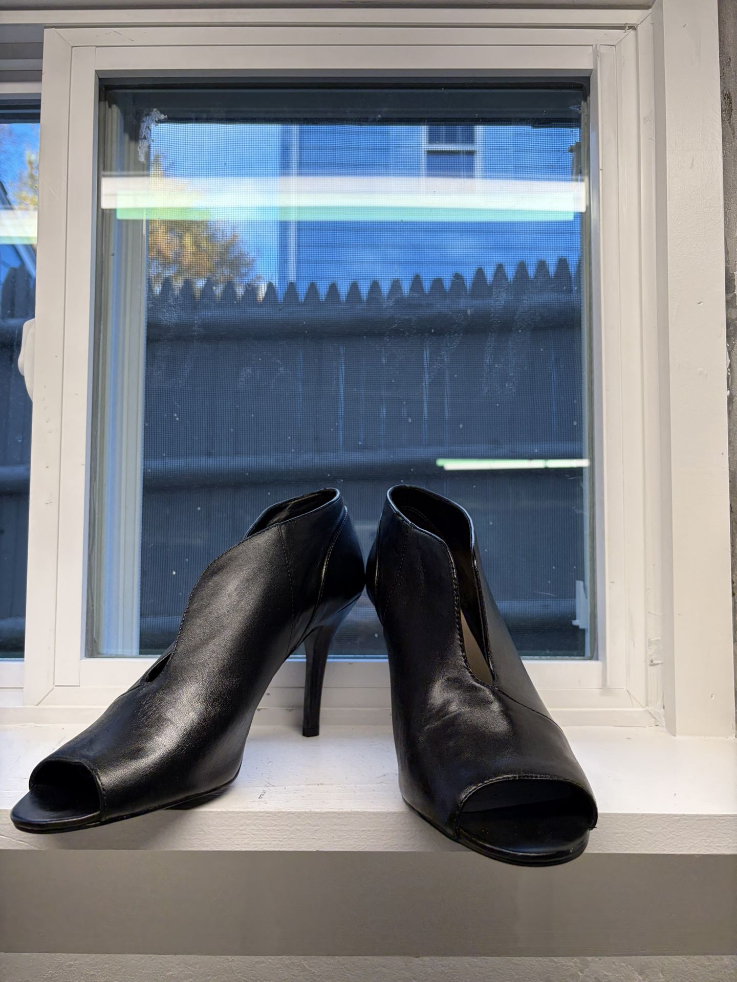 Nine West Black Peep-Toe Bootie Heels – Size 8.5M Nine West black peep-toe bootie heels in size 8.5M. Sleek, modern design with a flattering wrapped s