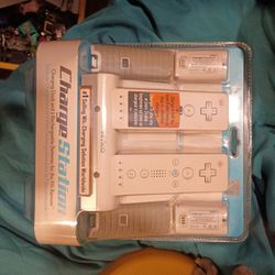 NYKO Charging Station Charging Dock &2 Rechargeable Batteries For The Wii Remote 