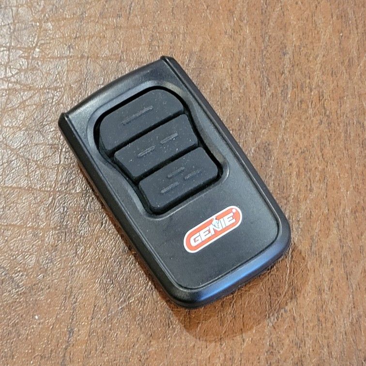 Genie GM3T (3-Button) Garage Door Gate Opener Remote. Pre-owned, in good
working and cosmetic shape, please see photos for details. Weight 2oz
plus