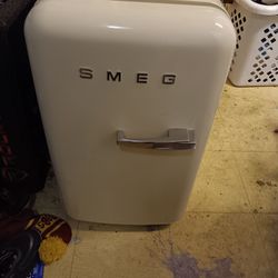 SMEG Mini Cooler for Sale in Seattle, WA - OfferUp