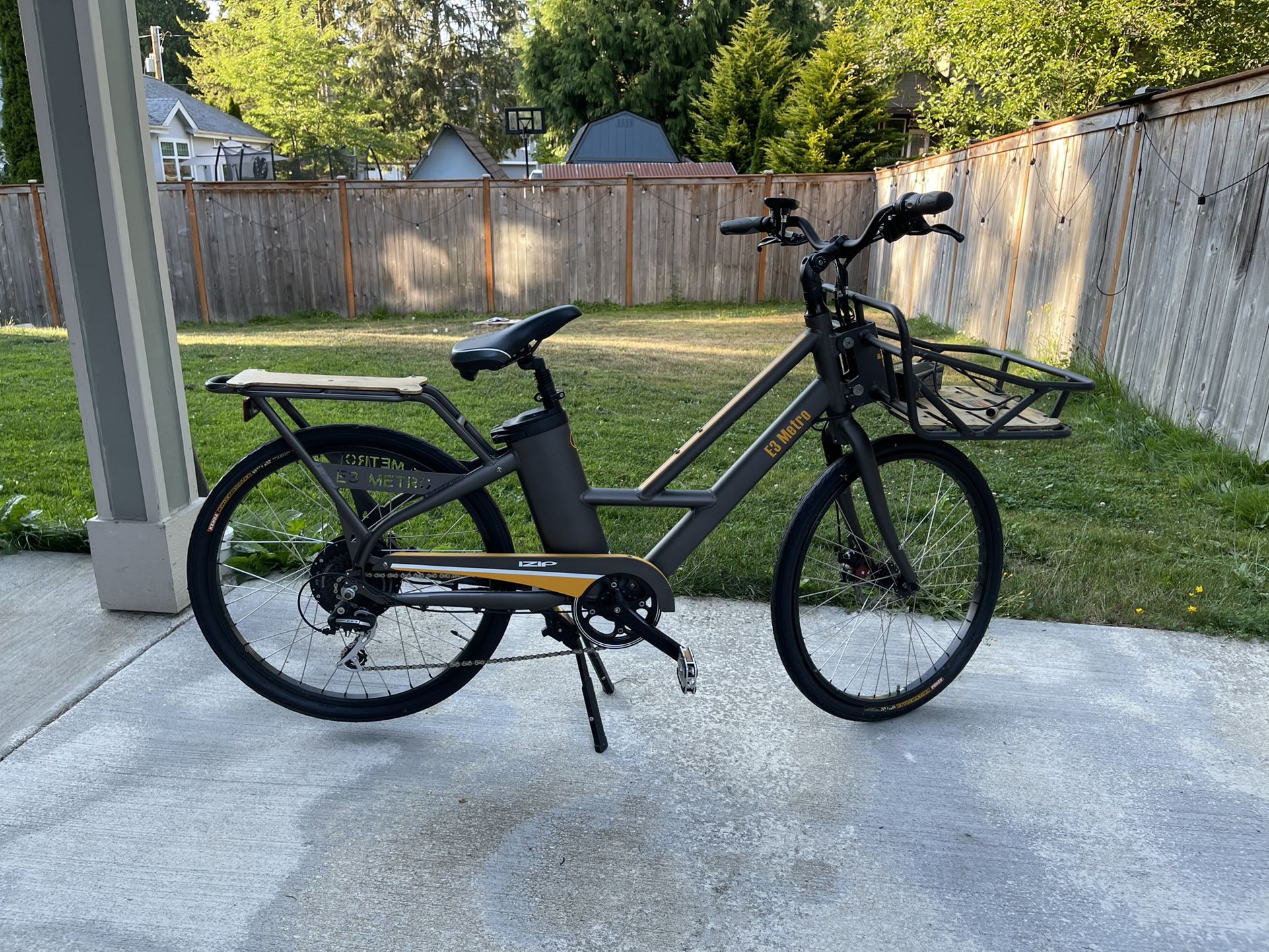 IZIP E3 Metro Electric Bike: 35 Mile Electric Range!