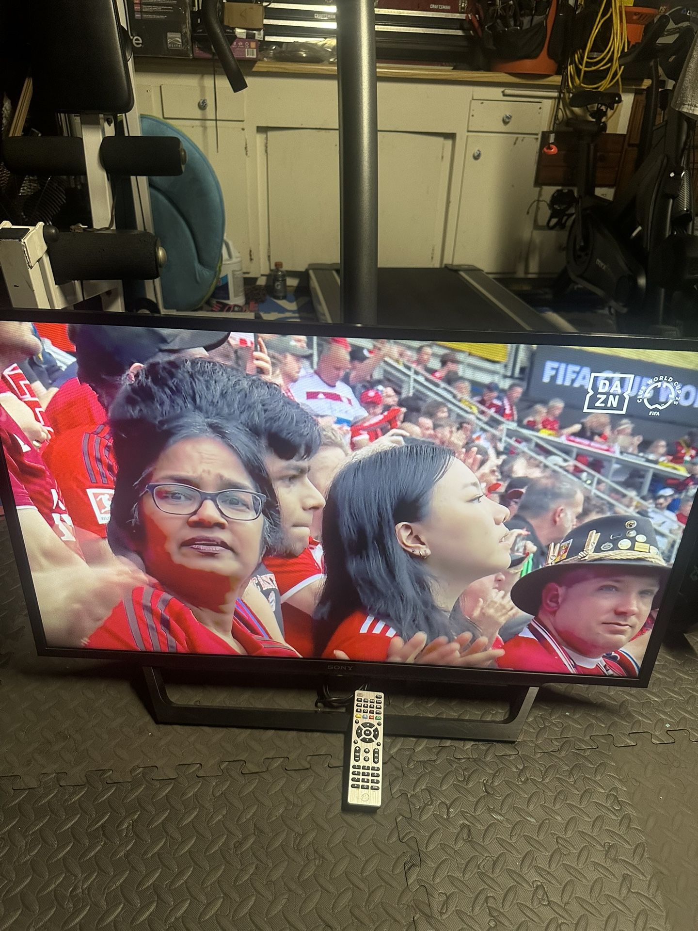 40” Sony Smart Tv With Remote 