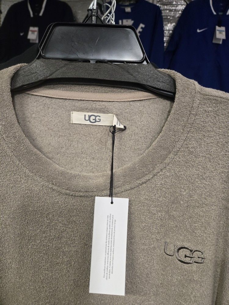 UGGS Sweater Unisex..sizes Available Medium And XL..100%..authentic