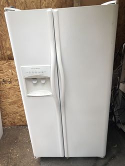 Refrigerator side by side