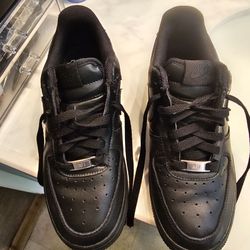 Boy's shoes size 7y