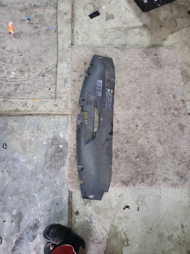 '99-'07 Chevrolet/gmc Silverado Upper Radiator Shroud Cover