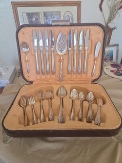 Oneida community  flatware for 8 with maroon case