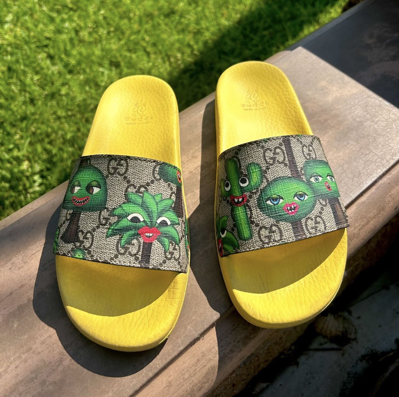 AUTHENTIC Gucci GG Supreme Monogram Smiling Plants Slide Sandals 35 Yellow Multicolor
