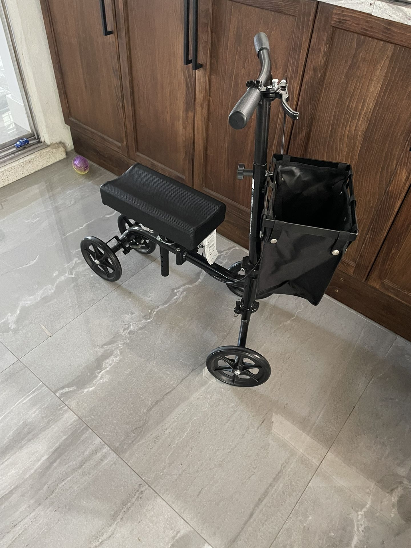 Knee Scooter/ Knee Walker (folds)
