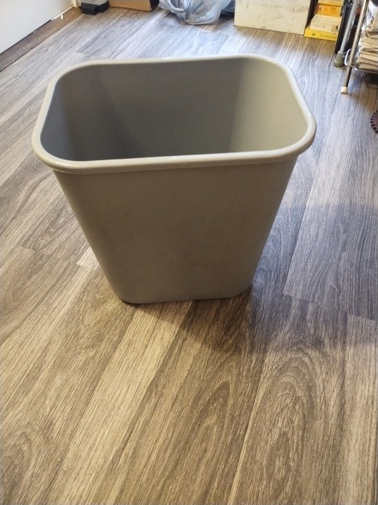 Rubbermaid Commercial Plastic Trash Can 7 Gallon 