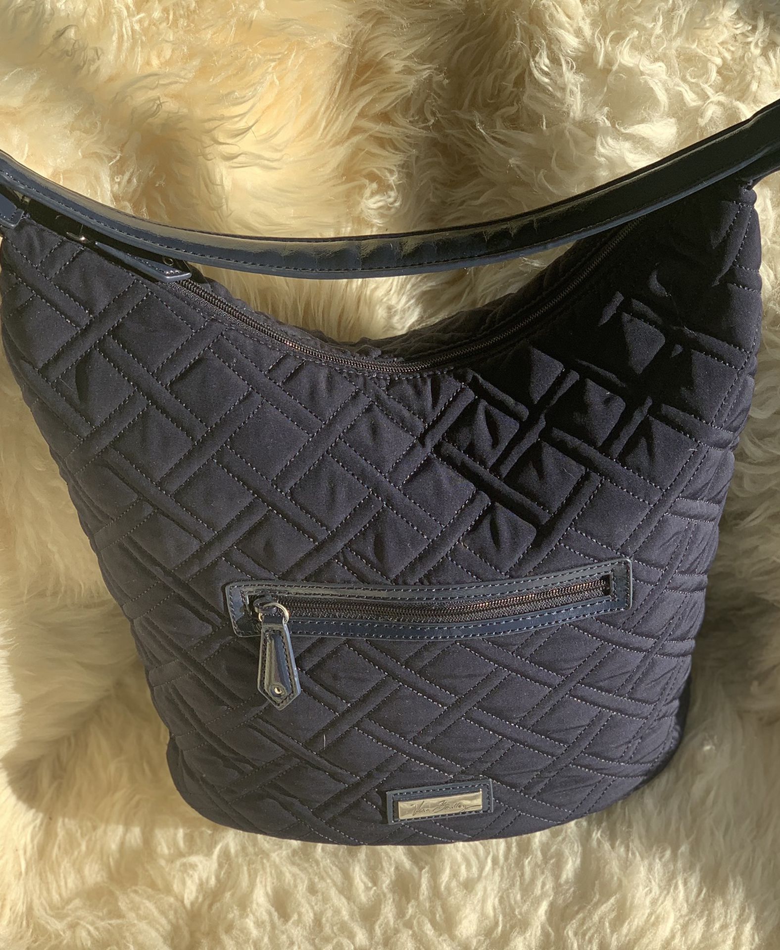 Classic Chic 🦋⚡️ Navy Hobo Bag by Vera Bradley Brand: Vera Bradley Condition : Preloved 💘 ✨Excellent ✨ Color : Navy Blue Material : Qui
