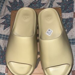 Yeezy Slides Size 8.5