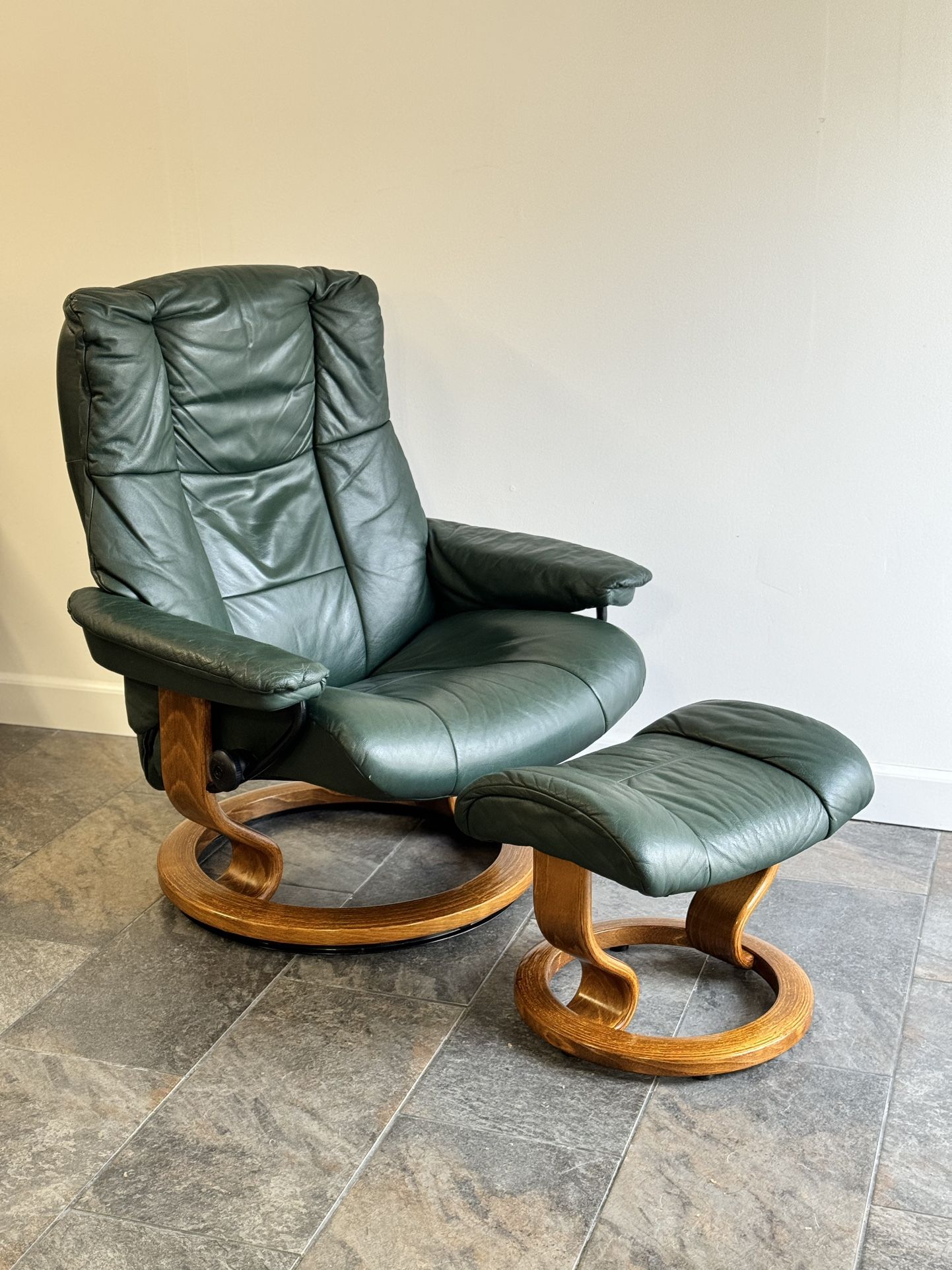 Ekornes Stressless Large Leather Recliner With Ottoman