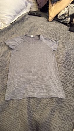 Women’s Lululemon short sleeve top size 8