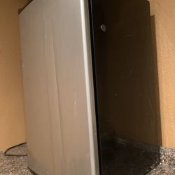 Portabule refrigerator like new