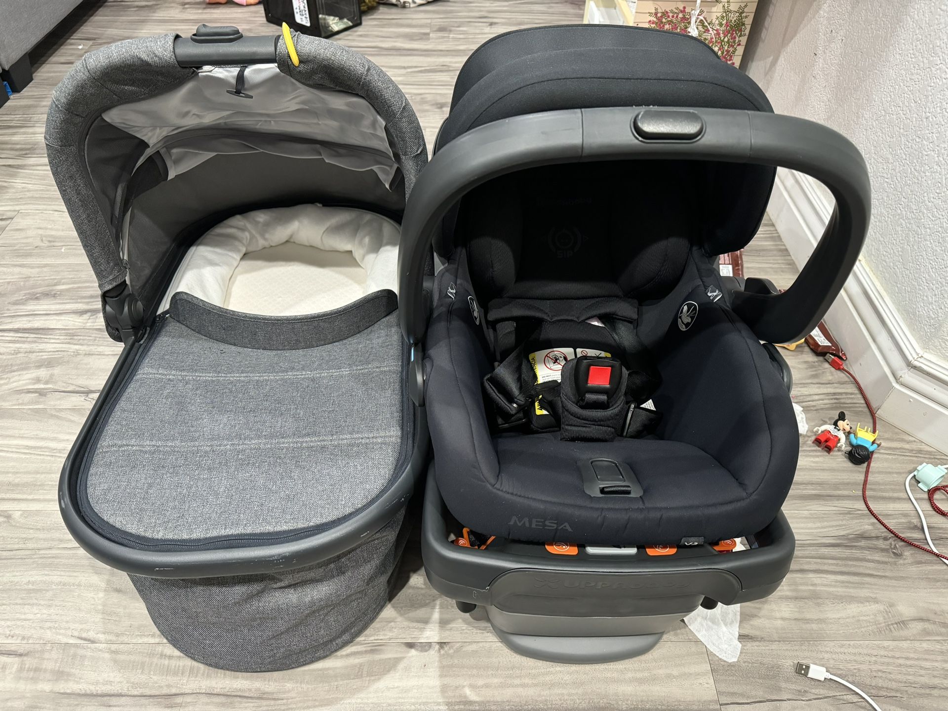 Mesa V2 Uppababy Infant Car Seat Base Mesa V2 Jake Charcoal Jake