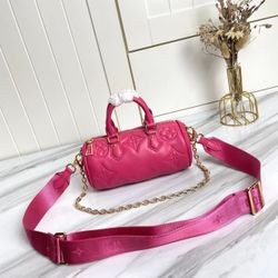 The handbag is crafted with soft padded cowhide to create a sophisticated design, and embroidered with a classic pattern. It cleverly uses a detachabl