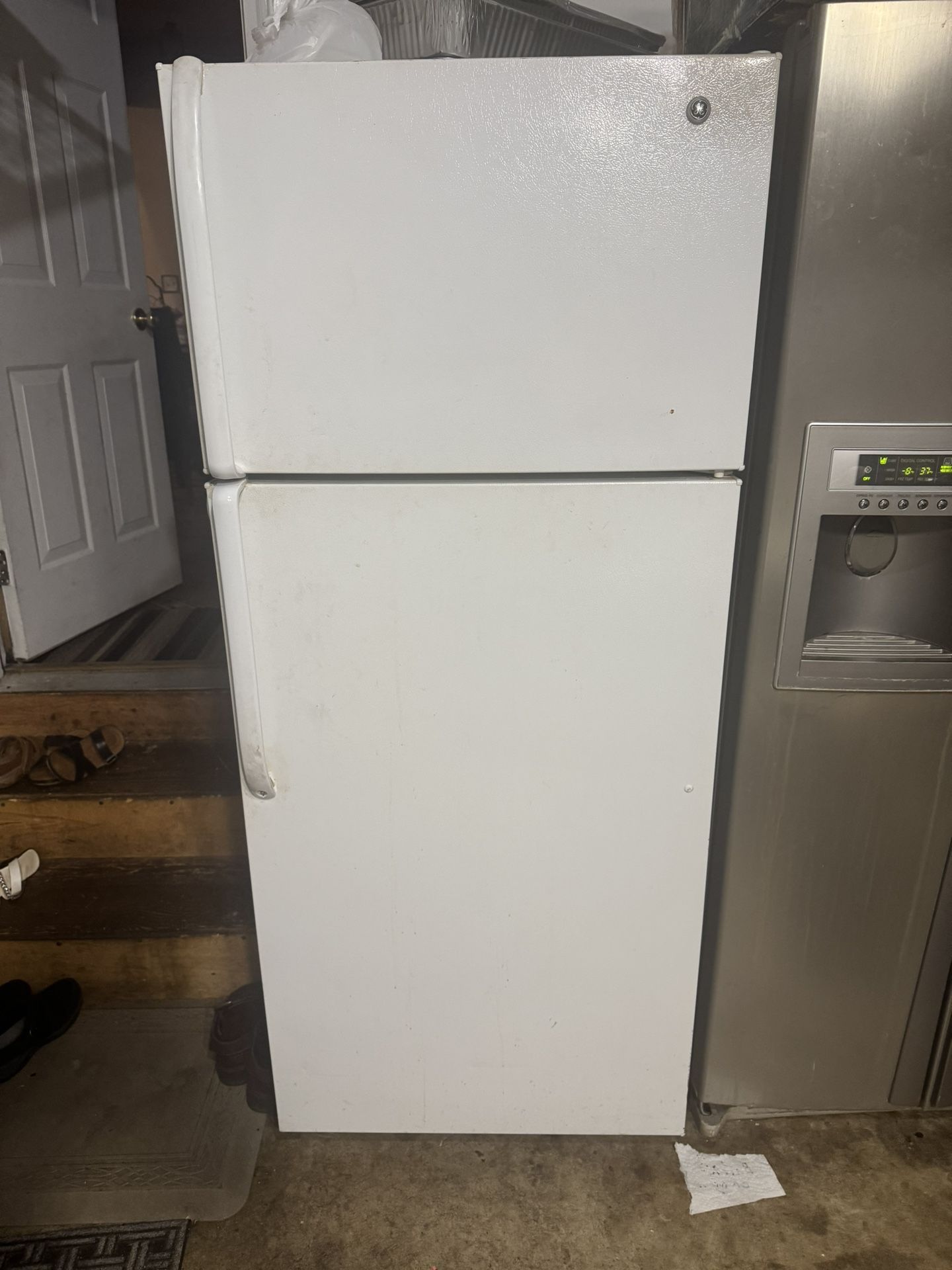 GE Top-Freezer refrigerator