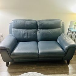 Leather Power Reclining Loveseat w/USB– Great Condition