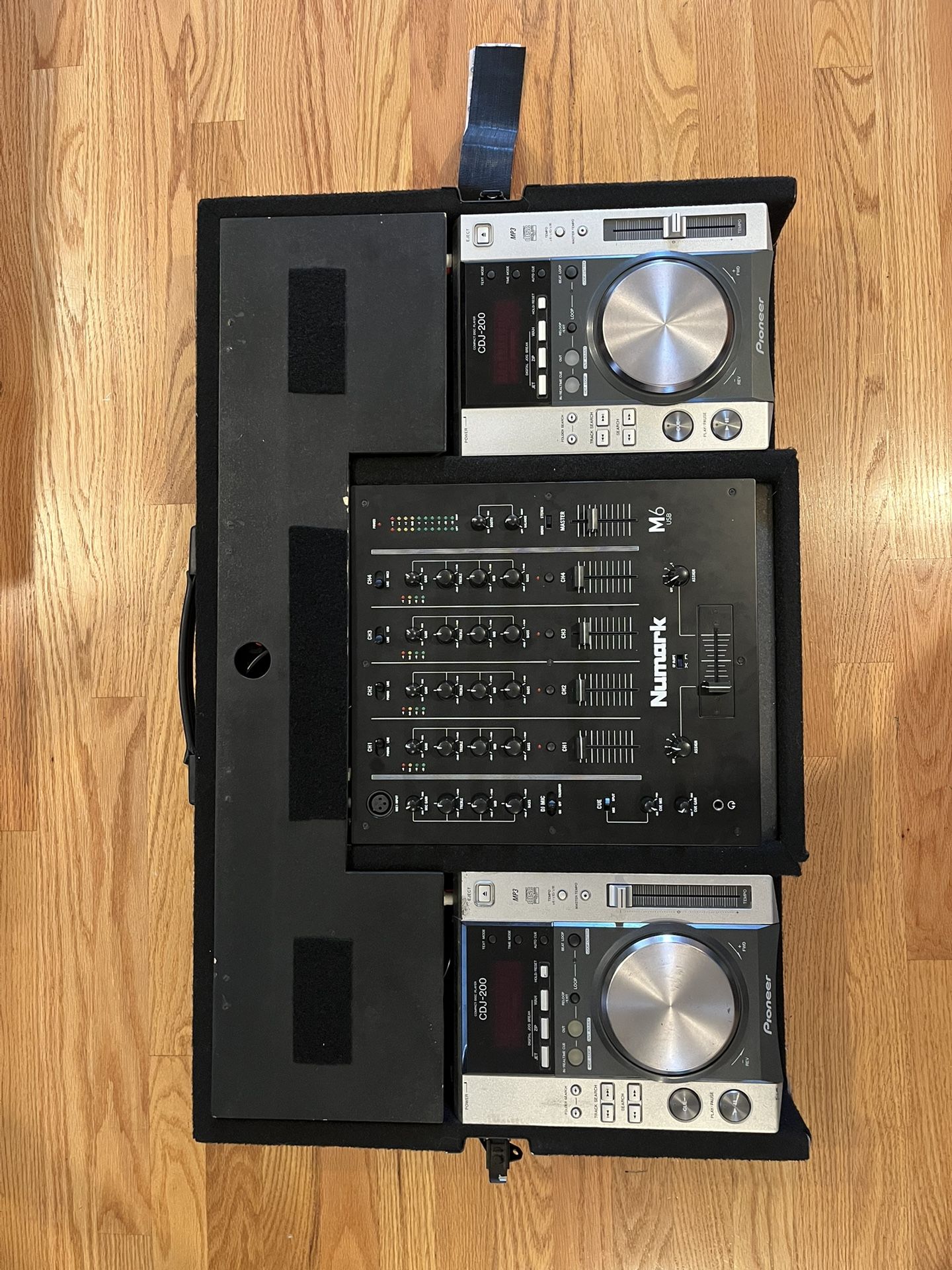 DJ Equipment Set