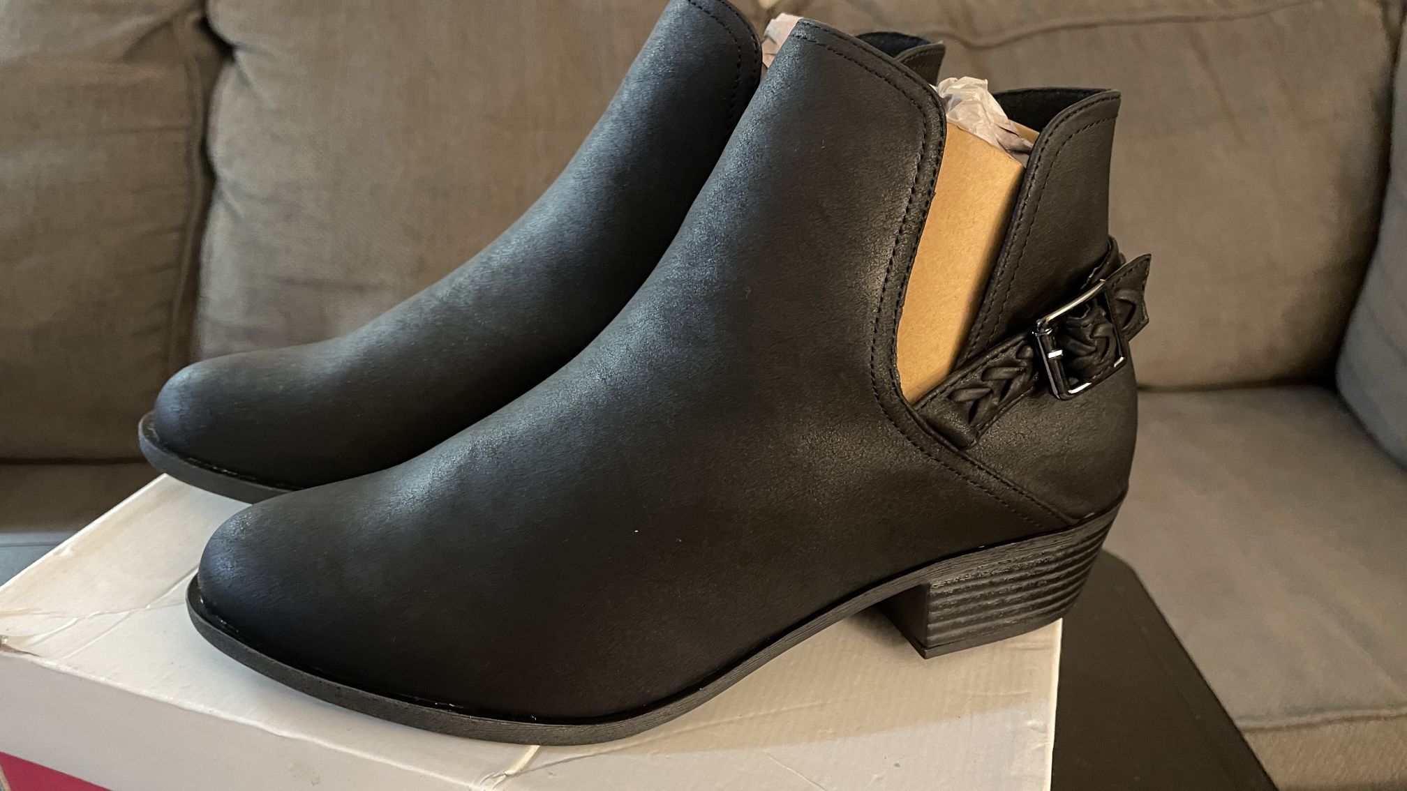 [New/Never Worn] Women’s Size US 10 — Cute Black Booties with short heels