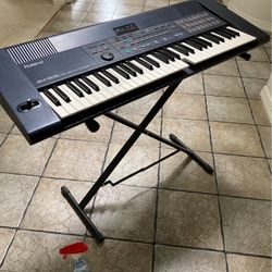 Roland EM-305 Intelligent Synthesizer Electronic Keyboard
