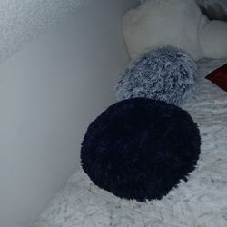 2 Round Pillows