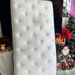 Twin Beauty Rest Excellent Condition Medium Mattress Comes With Twin Fitted Sheet To Get It Home Safe! 