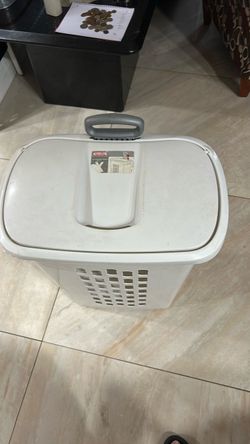 Sterilite Plastic Laundry Hamper with Lid