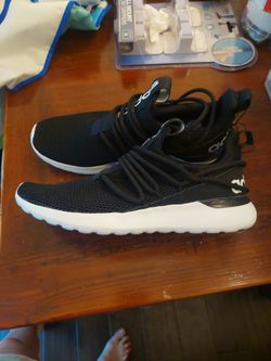 Tennis shoes Men's Adidas 8 1/2